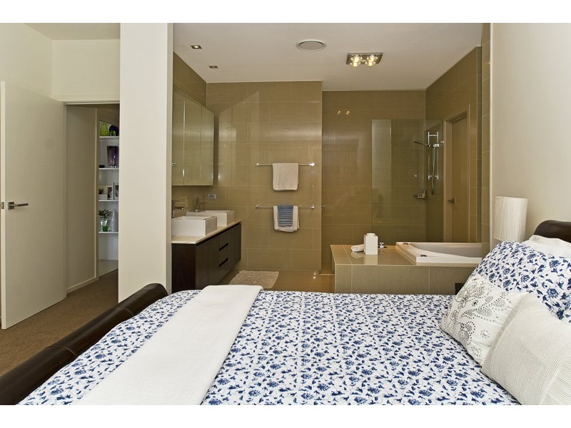 22 Middle Quay Drive, Biggera Waters QLD 4216