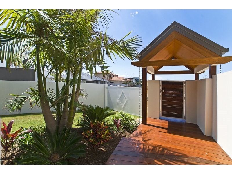22 Middle Quay Drive, Biggera Waters QLD 4216