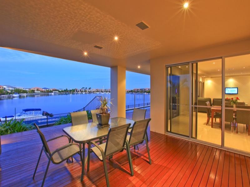 10 Calmwater Crescent, Hope Island QLD 4212