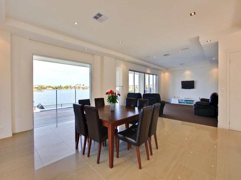 10 Calmwater Crescent, Hope Island QLD 4212