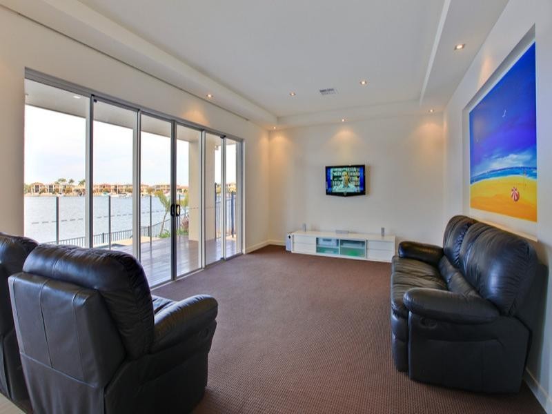 10 Calmwater Crescent, Hope Island QLD 4212