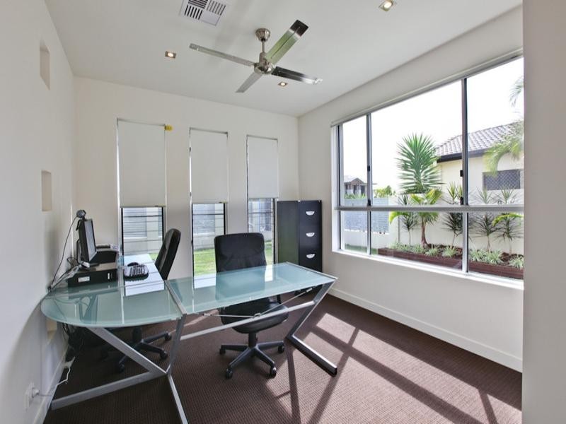 10 Calmwater Crescent, Hope Island QLD 4212