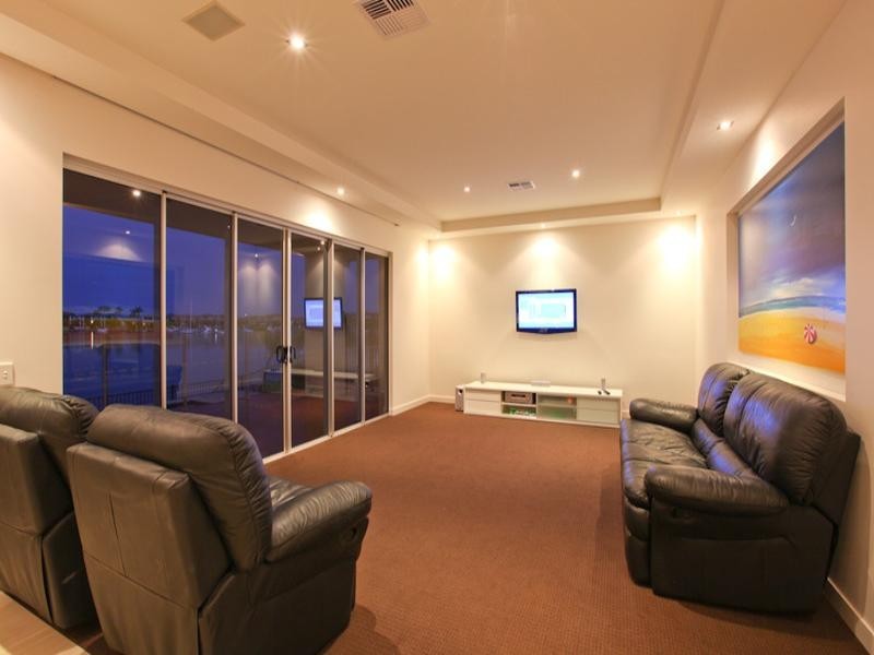 10 Calmwater Crescent, Hope Island QLD 4212