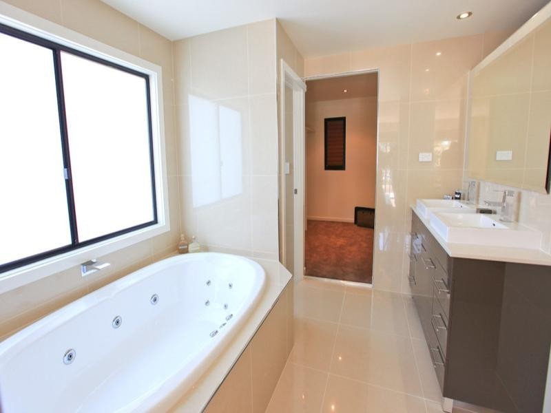 33 Sundance Way, Runaway Bay QLD 4216