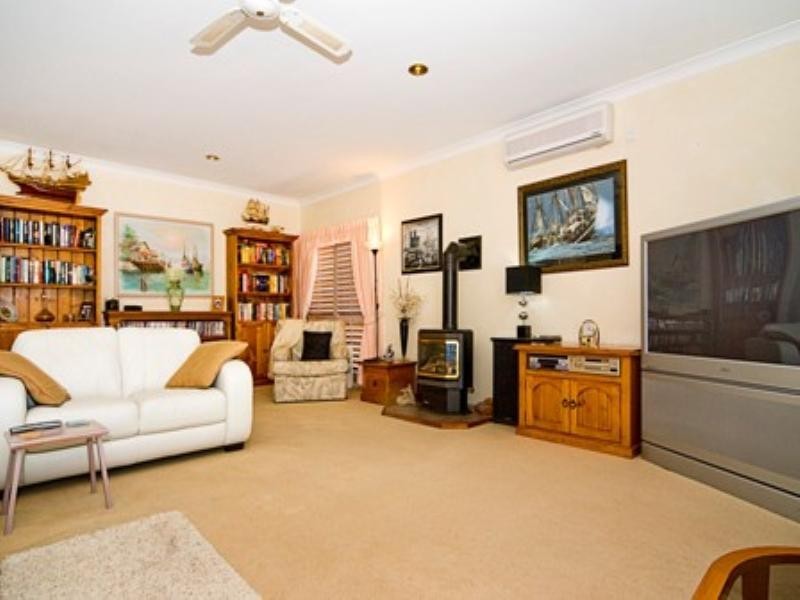 37 Pebble Beach Drive, Runaway Bay QLD 4216