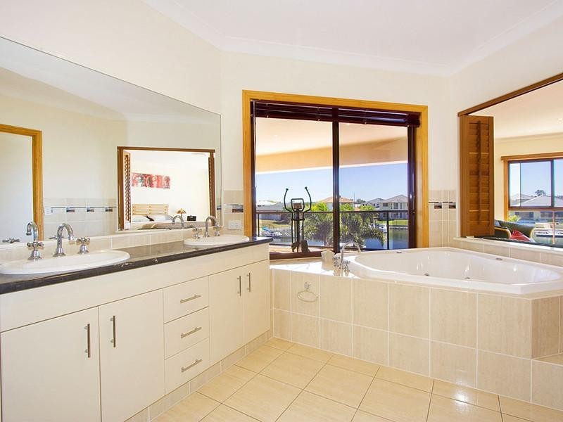 1 Pipers Point, Hope Island QLD 4212