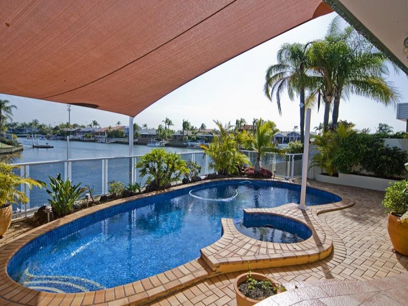 2 Sundance Way, Runaway Bay QLD 4216