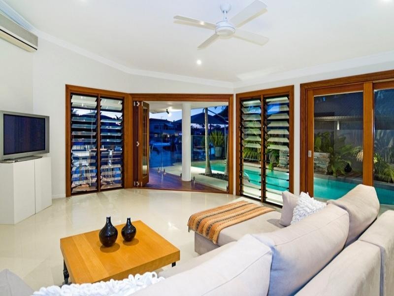 15 Cockleshell Court, Runaway Bay QLD 4216