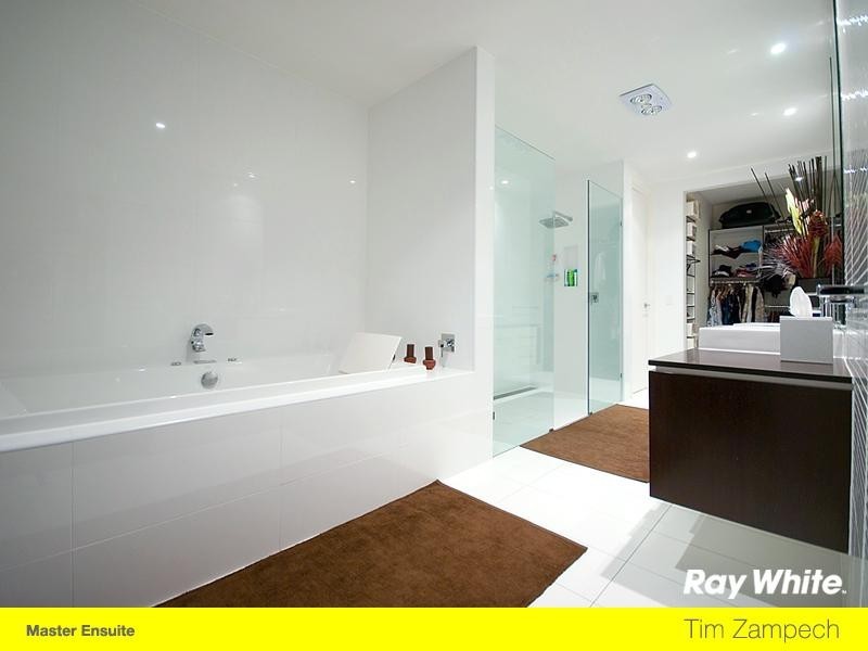 71 Compass Drive, Biggera Waters QLD 4216