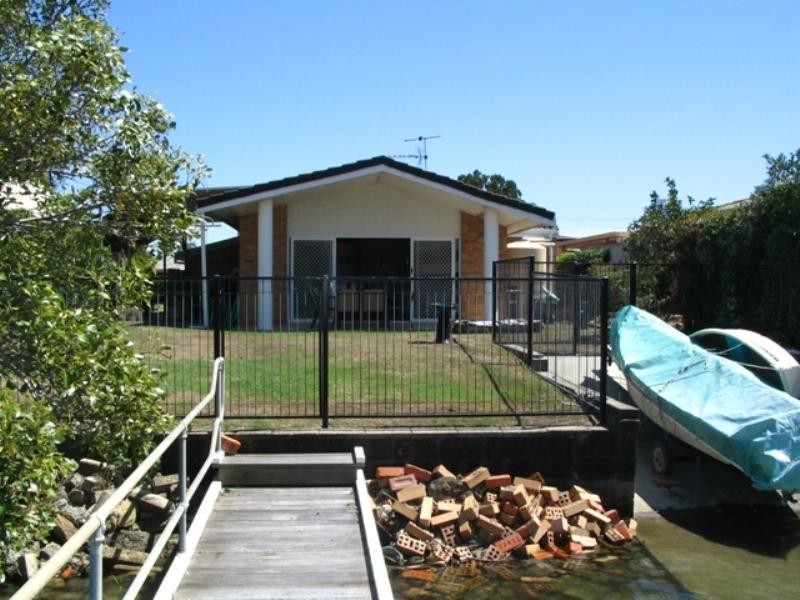 22 Vaggelas Crescent, Biggera Waters QLD 4216