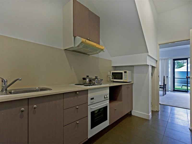 316 Bayview Street, Hollywell QLD 4216