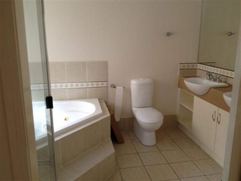 15 Champagne Boulevard, Helensvale QLD 4212