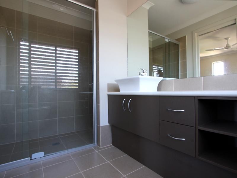 3/10 Middle Street, Labrador QLD 4215