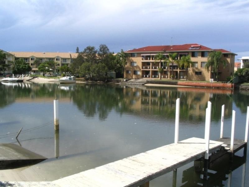2/42 Vaggelas Crescent, Biggera Waters QLD 4216