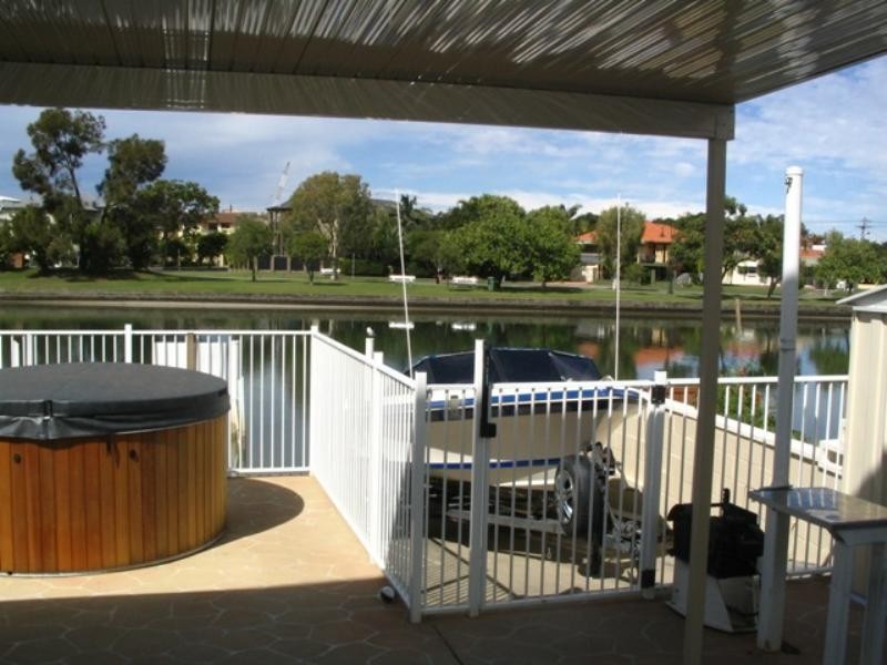 2/42 Vaggelas Crescent, Biggera Waters QLD 4216