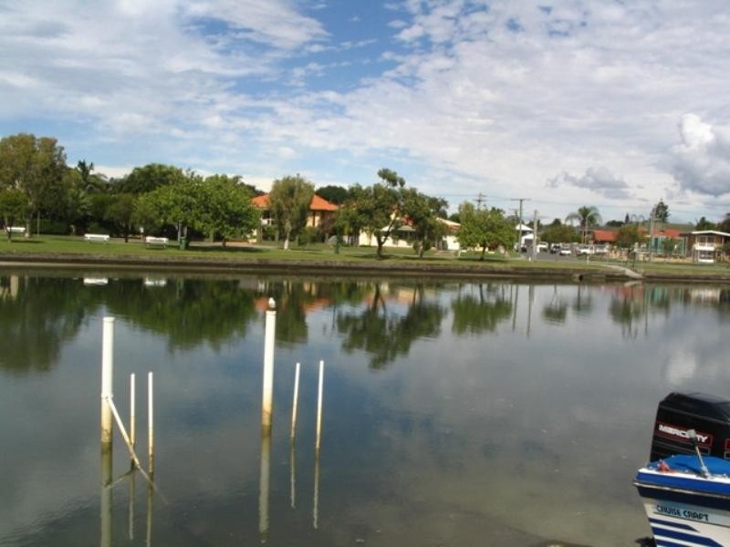 2/42 Vaggelas Crescent, Biggera Waters QLD 4216