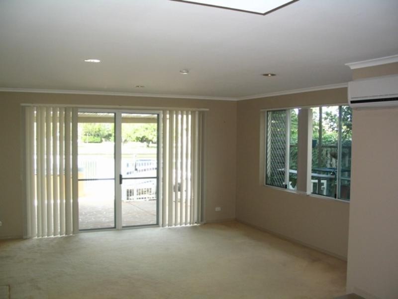 2/42 Vaggelas Crescent, Biggera Waters QLD 4216
