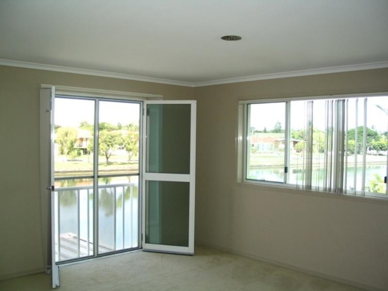 2/42 Vaggelas Crescent, Biggera Waters QLD 4216