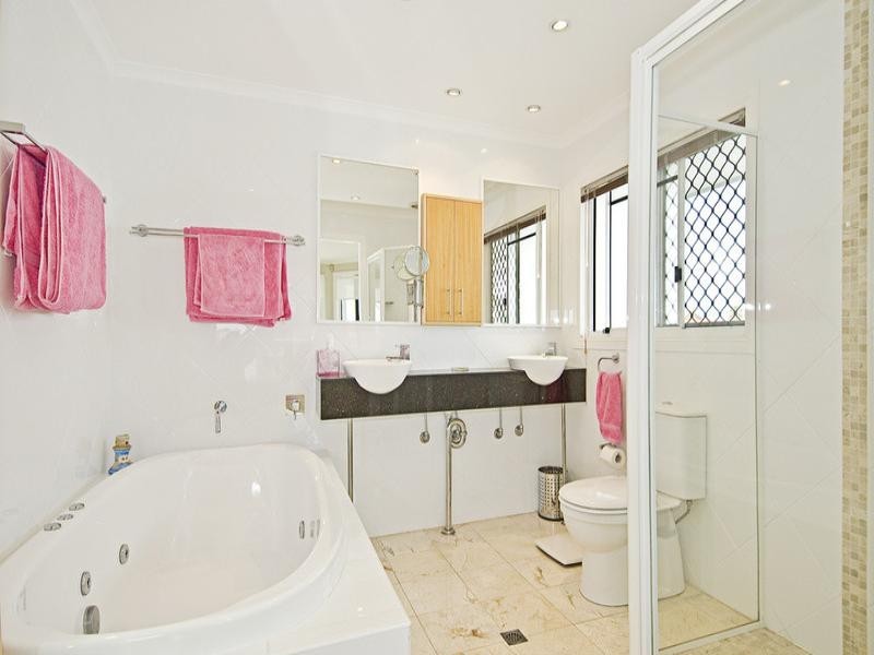 27 Nirvana Court, Runaway Bay QLD 4216