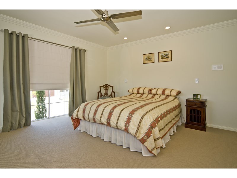 4 Torrevella Vista, Runaway Bay QLD 4216