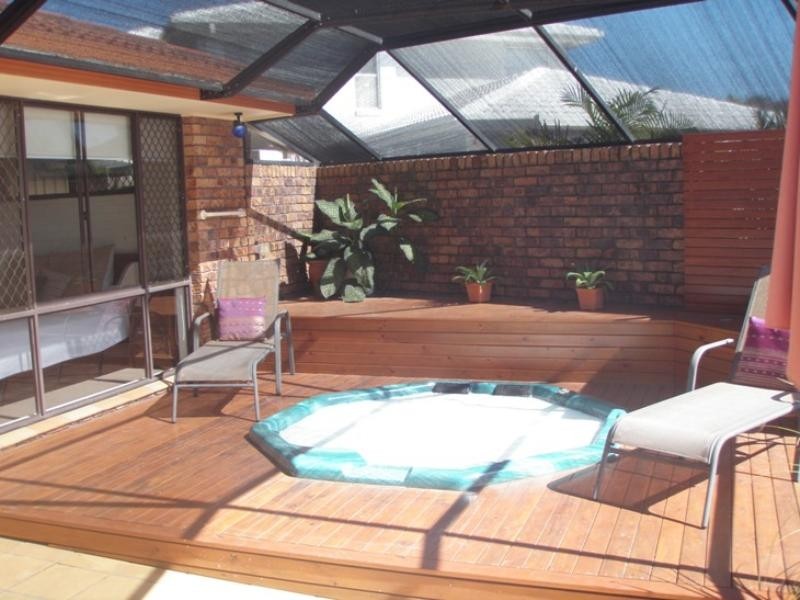 17 Tradewinds Avenue, Paradise Point QLD 4216