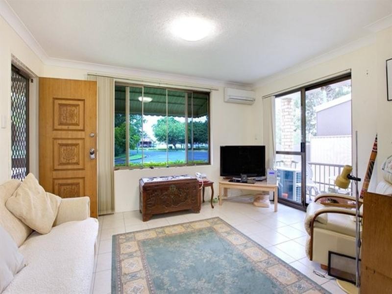 2/4 Milton Avenue, Paradise Point QLD 4216