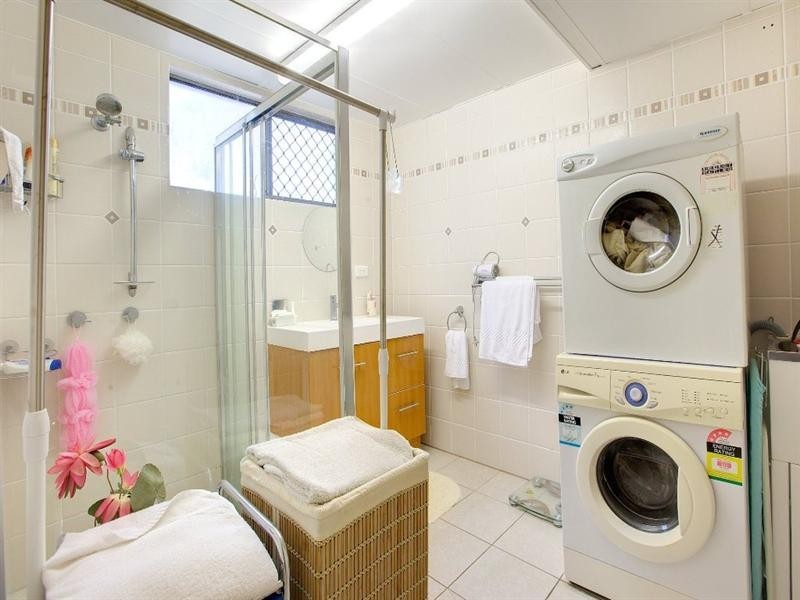 2/4 Milton Avenue, Paradise Point QLD 4216