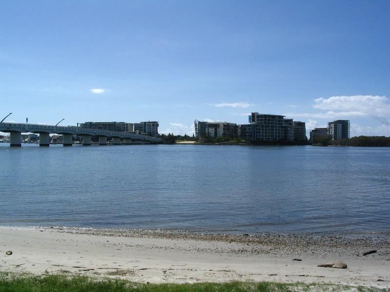 2/4 Milton Avenue, Paradise Point QLD 4216