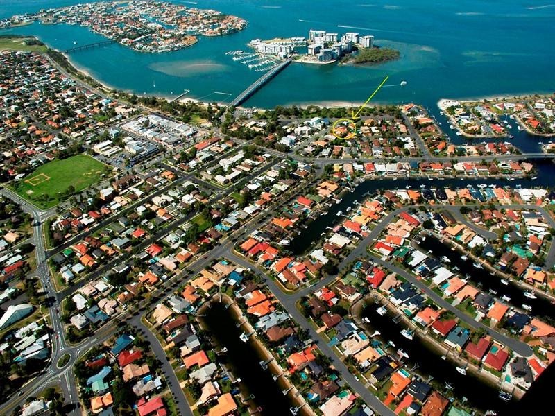 2/4 Milton Avenue, Paradise Point QLD 4216