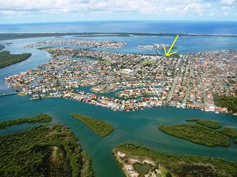 2/4 Milton Avenue, Paradise Point QLD 4216