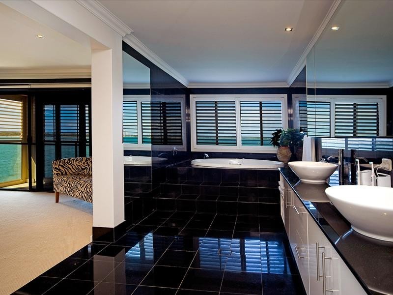 27 King Arthurs Court, Paradise Point QLD 4216