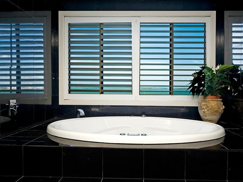 27 King Arthurs Court, Paradise Point QLD 4216