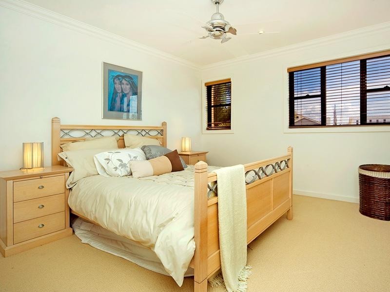 27 King Arthurs Court, Paradise Point QLD 4216