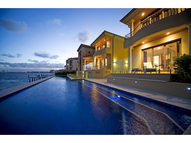 3 Sir Lancelot Close, Sovereign Islands QLD 4216