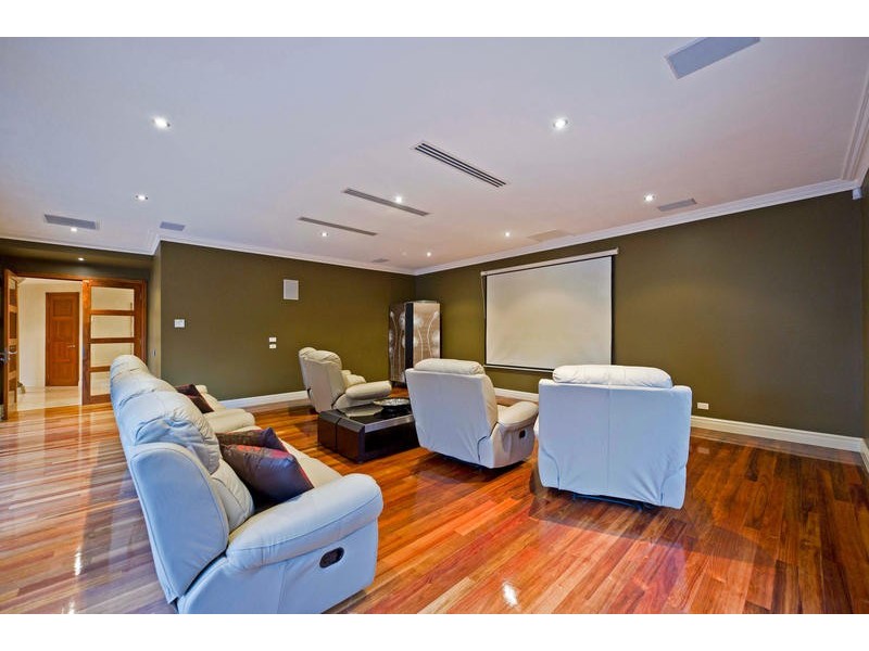 3 Sir Lancelot Close, Sovereign Islands QLD 4216