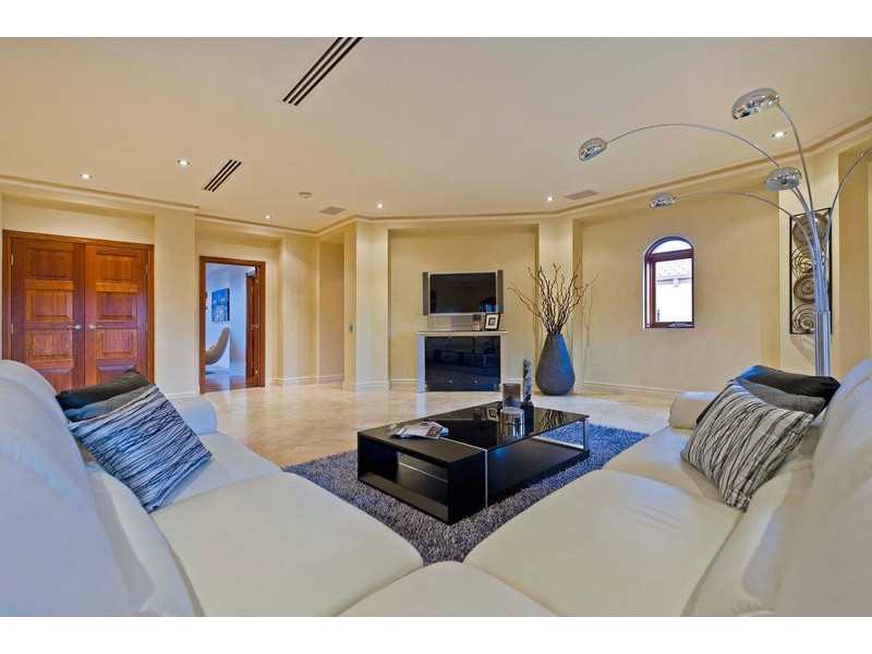 3 Sir Lancelot Close, Sovereign Islands QLD 4216