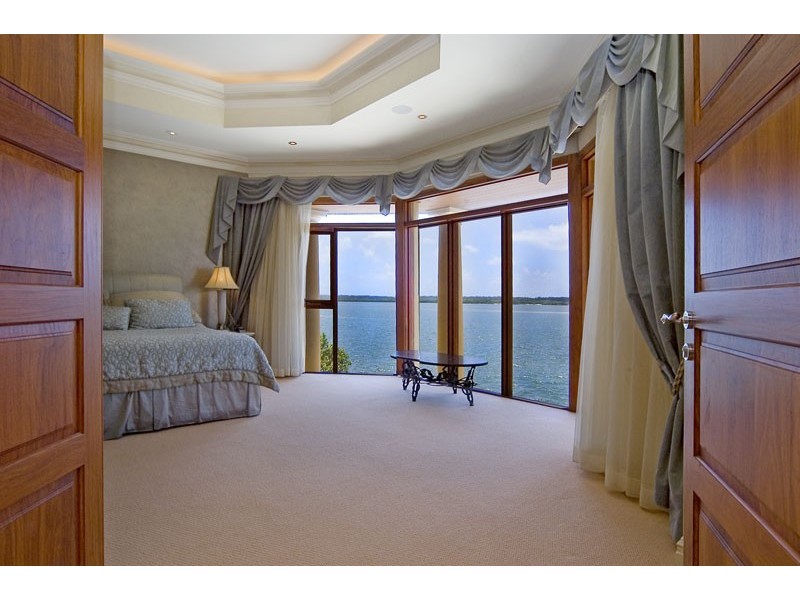 3 Sir Lancelot Close, Sovereign Islands QLD 4216