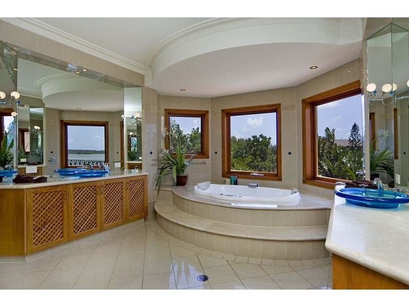 3 Sir Lancelot Close, Sovereign Islands QLD 4216