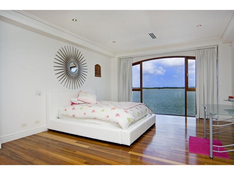 3 Sir Lancelot Close, Sovereign Islands QLD 4216