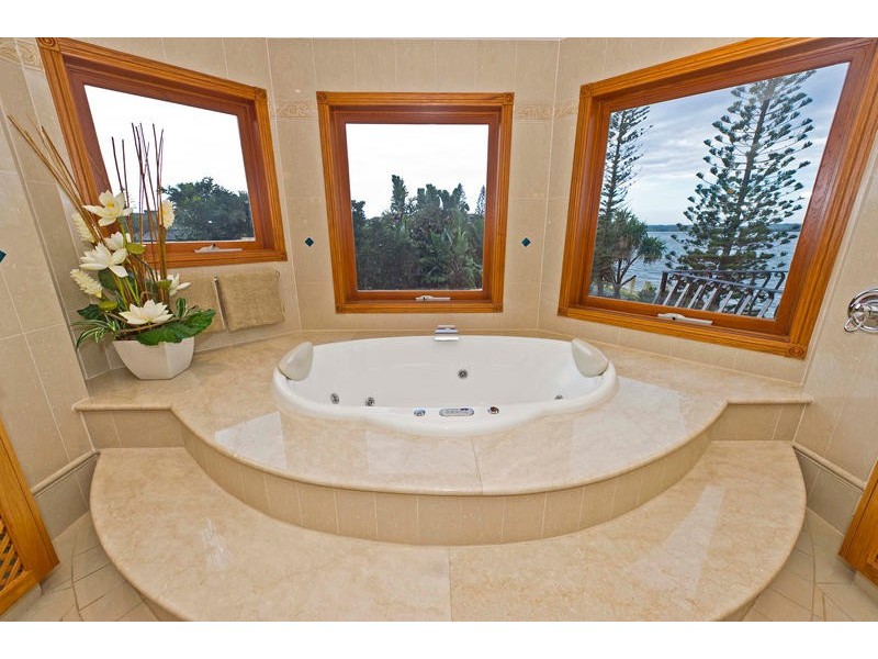 3 Sir Lancelot Close, Sovereign Islands QLD 4216