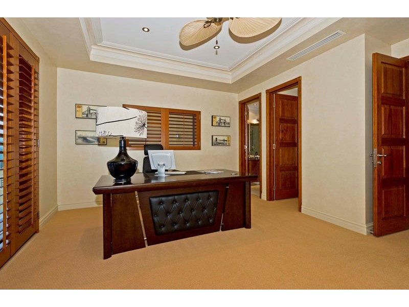 3 Sir Lancelot Close, Sovereign Islands QLD 4216