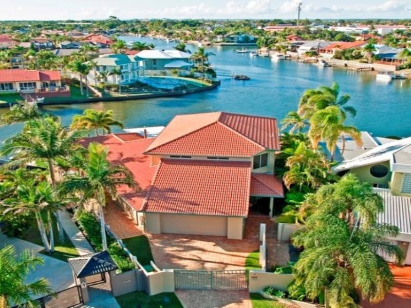 2 Sundance Way, Runaway Bay QLD 4216