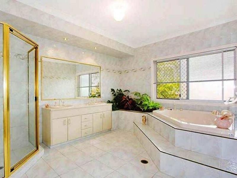 2 Sundance Way, Runaway Bay QLD 4216
