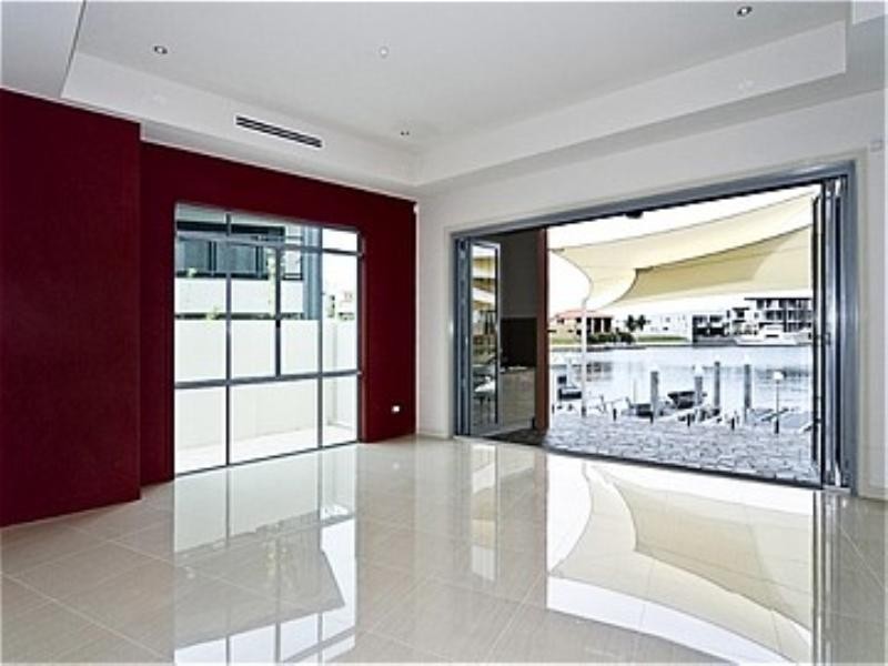 33 Royal Albert Crescent, Paradise Point QLD 4216