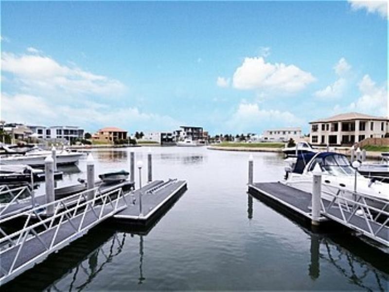 33 Royal Albert Crescent, Paradise Point QLD 4216