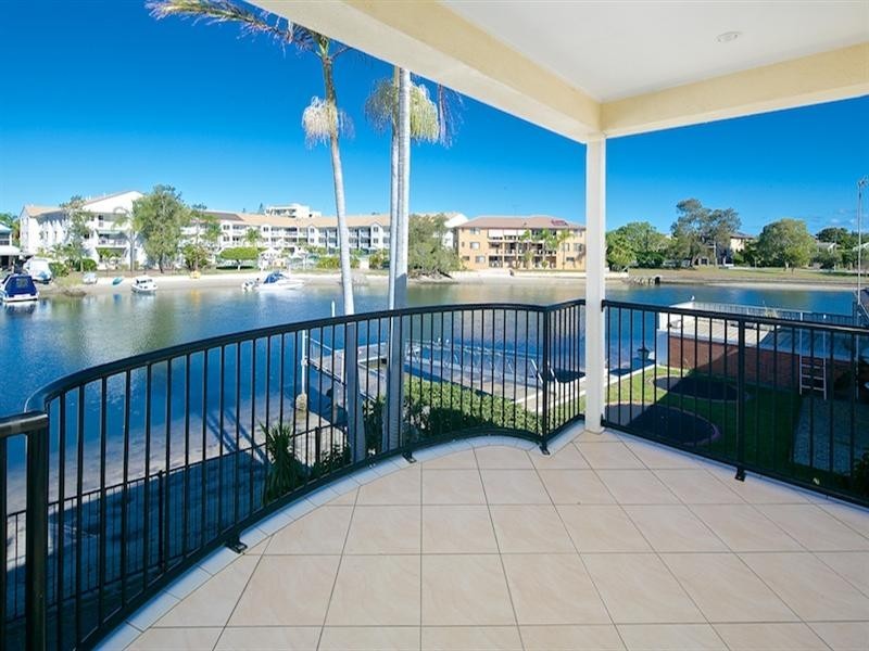 2/48 Vaggelas Crescent, Biggera Waters QLD 4216