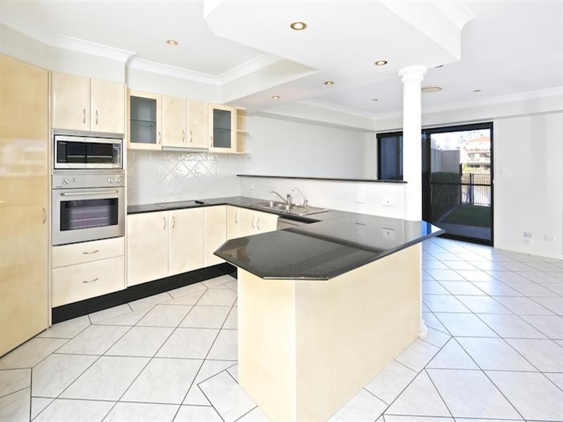 2/48 Vaggelas Crescent, Biggera Waters QLD 4216