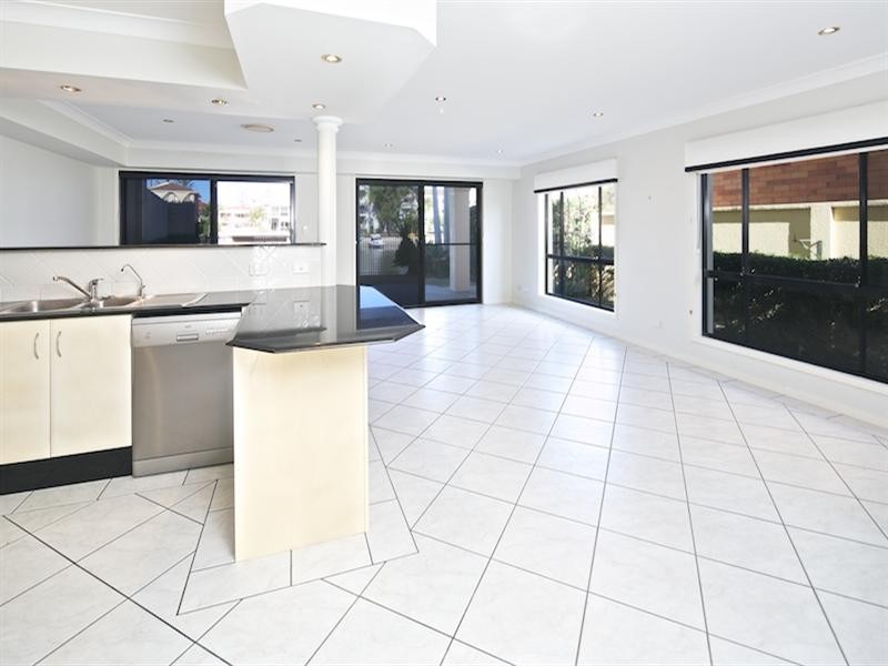 2/48 Vaggelas Crescent, Biggera Waters QLD 4216