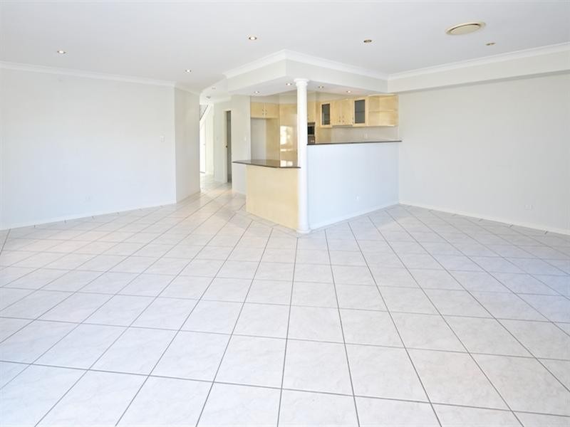 2/48 Vaggelas Crescent, Biggera Waters QLD 4216