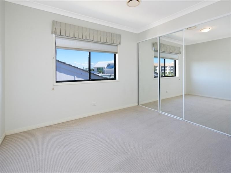2/48 Vaggelas Crescent, Biggera Waters QLD 4216